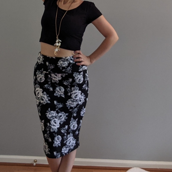 LuLaRoe Cassie Floral Black & White Skirt SMALL - Picture 2 of 9